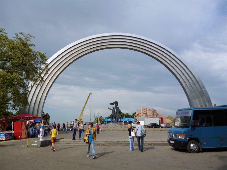  2. Арка дружбы народов. Расположена в Крещатом парке, на правом высоком берегу Днепра. Открытие состоялось в 1982 году и было приурочено к 60-летию образования СССР. 