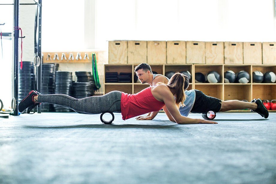 Ролик против. Power stretch тренировка. Массажный ролик в спортзале. Foam Roller exercises. Доска яговицына против спины.