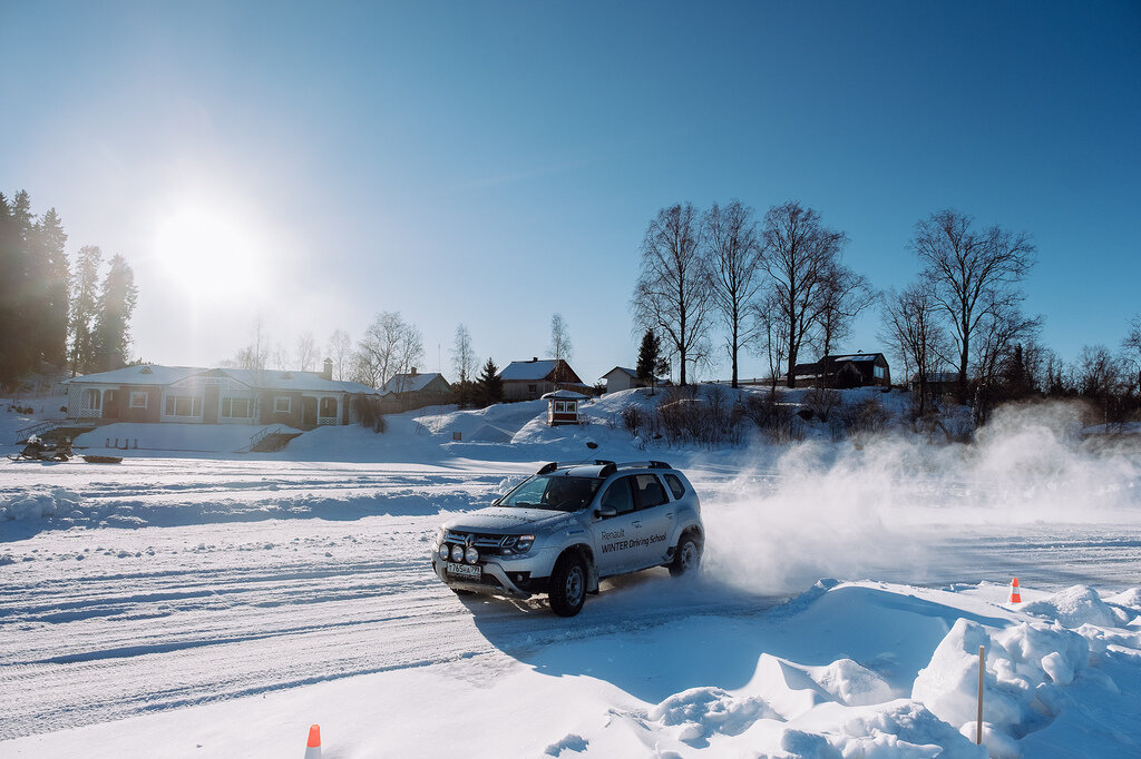 Машина на ладожском озере. Лед на Ладоге. На машине по льду Ладожского озера. Картинки машины на Ладоге зимой. Drift Duster на льду.
