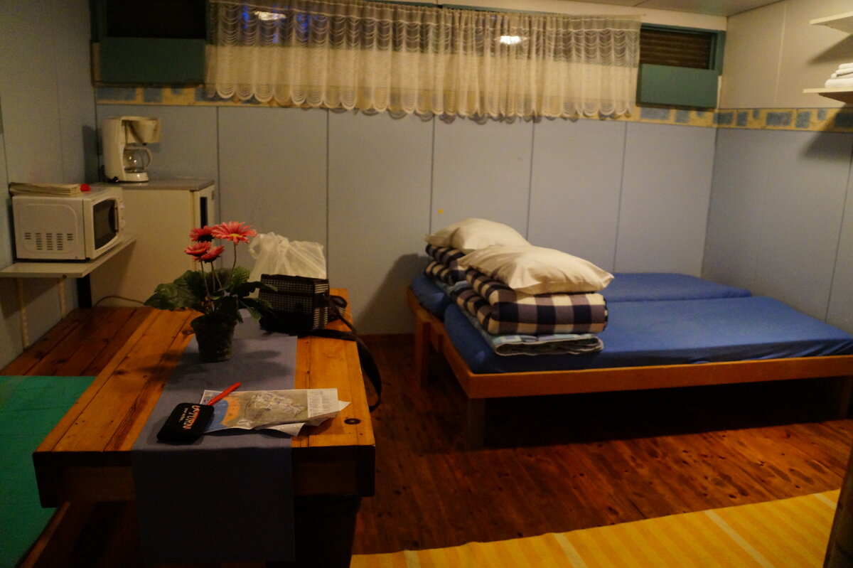  Самый дешевый домик на два места стоит 12 долларов.За 26 уже приличный дом на 3 человека