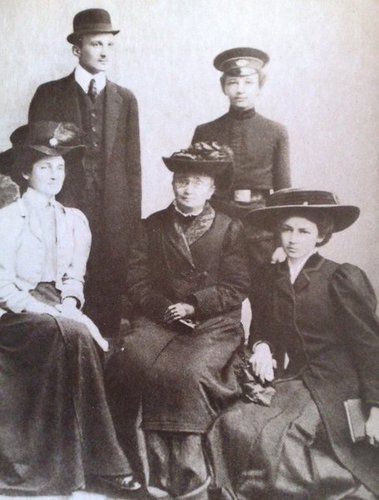 И бежала от нее, зимой - на каток и на выставки, летом - в парки, с карусельными лошадками и темной зеленью деревьев – ив и дубов...
...Ие всегда нравилась бывать в театре , пусть и в гимназическом платье, с крахмально отутюженным бархатом лент и воротничков, зябко выпрастывать руки из муфты, дыханием оттаивать крошечный ландышевый букет, вдыхая его тончайший аромат, словно парижские мамины духи, а потом ронять его в партер, к ногам какого нибудь гимназиста... Студента .. 
...

Ия Горенко в кругу семьи. (справа) В центре мать - Инна Эразмовна.
слева - Анна Ахматова.. Стоят братья - Андрей и Виктор.
