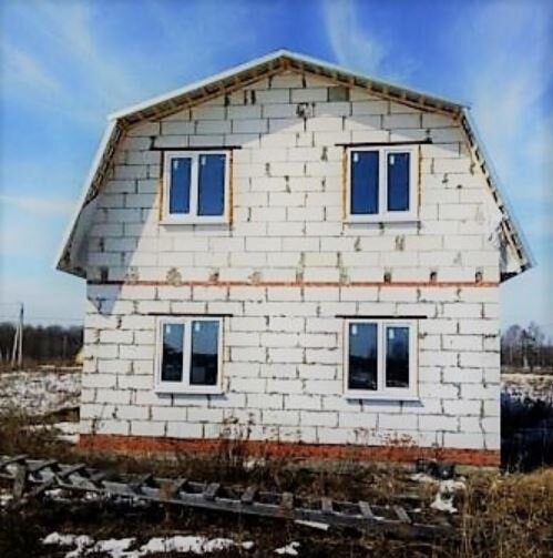С армопоясом второго этажа - не заморачивались. Над проемами жиденький уголок. Для дачи сойдет.