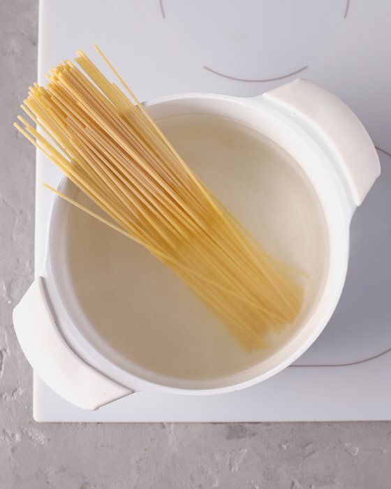 Спагетти Паста Карбонара с беконом, сливками и чесноком