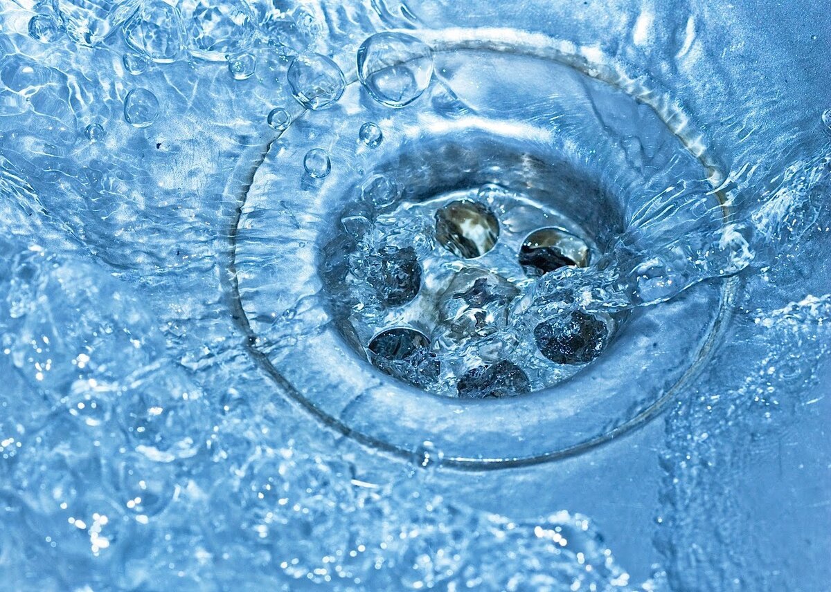 вода утекает в раковину. кран для умывания. умывальник вода. раковина кран вода. вода льется в ванную.