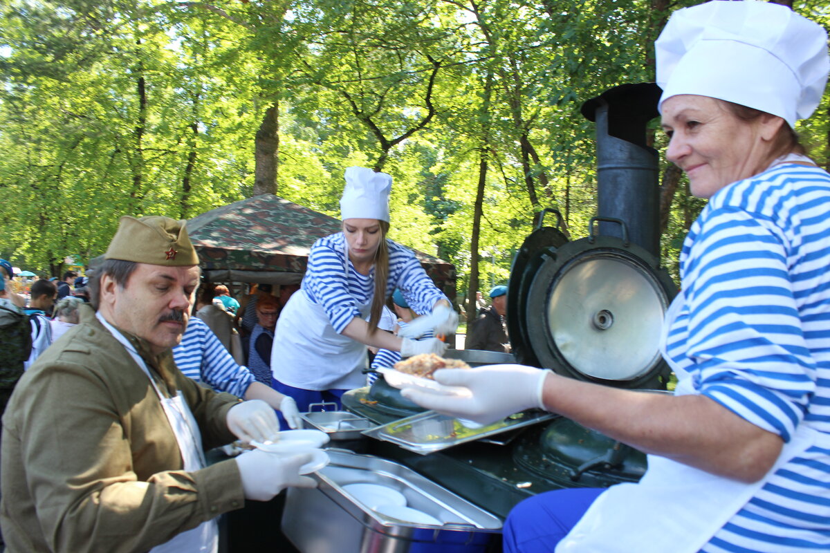 На фото: кто не едел гречневой каши с тушёнкой из полевой кухни, тот много потерял..