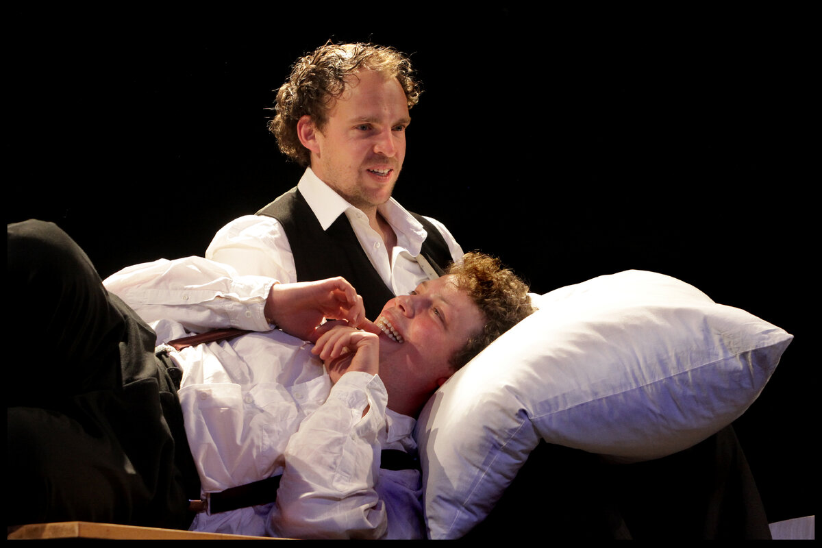 Сцена из спектакля "Человек-подушка" #тонкийюмор 