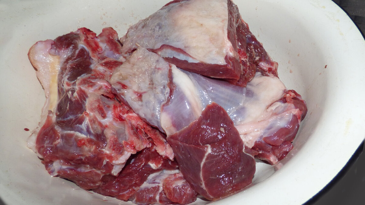 Мясо хорошо моем и освобождаем от пленок, лишнего жира и жилок. Жир используем позже. 