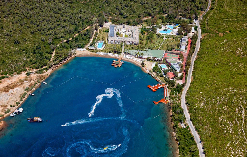 Бухта нашего отеля, хорошо виден бар в воде. От бара мы плыли влево - там, где были большие лежаки с балдахинами:-) Место, кстати, роскошное. Если кому интересно, я в комментариях расскажу про отель подробнее. 