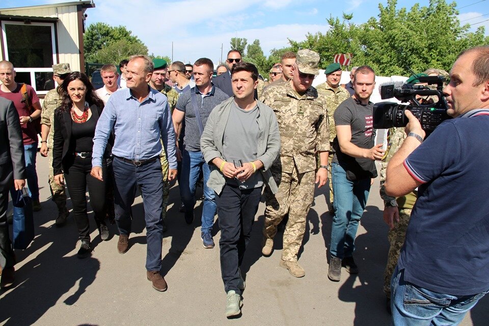 На украинском направлении после инаугурации нового президента и роспуска парламента в основном затишье, пока ни одна из противостоящих сторон не предпринимает серьезных шагов по отношению к своим оппонентам. В вялотекущем режиме идет подготовка к досрочным выборам с ожидаемыми и неожиданными объединениями политических сил. Поездки Зеленского в Европу, его противоречивые заявления и встречи с ничего не значащими людьми, вскоре покидающими большую политику, ни о чем не говорят, это всего лишь ширма для куда более серьезных процессов, не лежащих на поверхности.