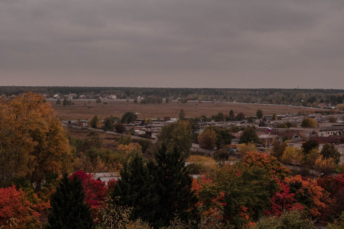 Видите полюшко вдали? Вот там мы бегаем!