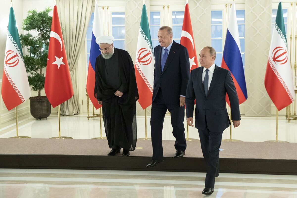 Лидеры Ирана (Хасан Рохани), Турции (Реджеп Эрдоган), России (Владимир Путин). Фото: © AP Photo/Pavel Golovkin
