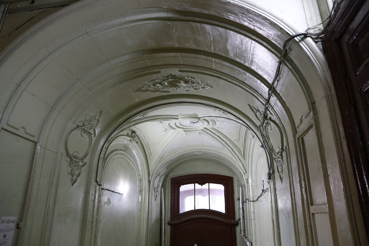                                                            Парадная в доме Бака