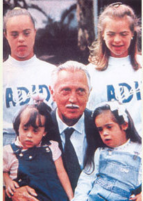 Жером Лежен  с детьми с синдромом Дауна. Источник https://francearchives.fr/