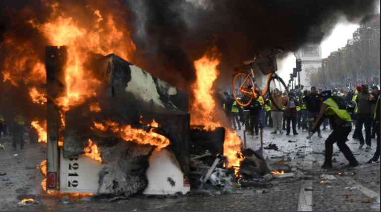 Это погромы в Париже. Сравните. 