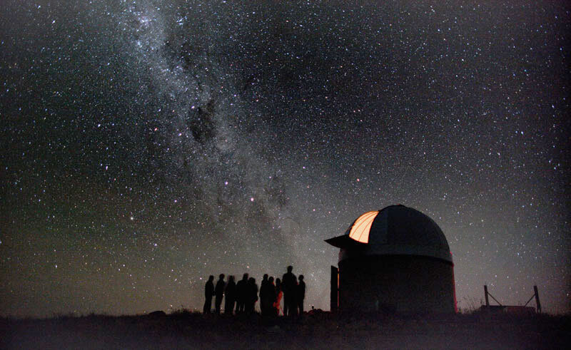 В обсерватории вы увидите не только астрономические инструменты, но и звёздное небо над ними. Автор снимка Maki Yanagimachi
