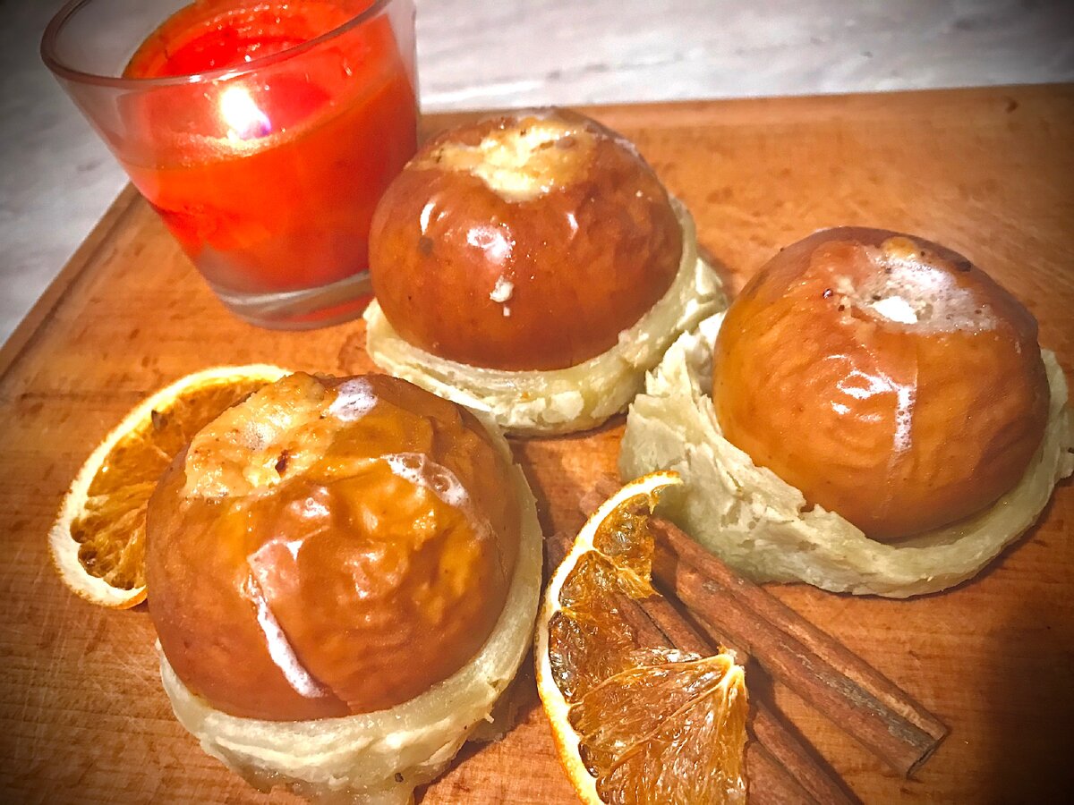 Печеные яблоки с творогом, медом и корицей