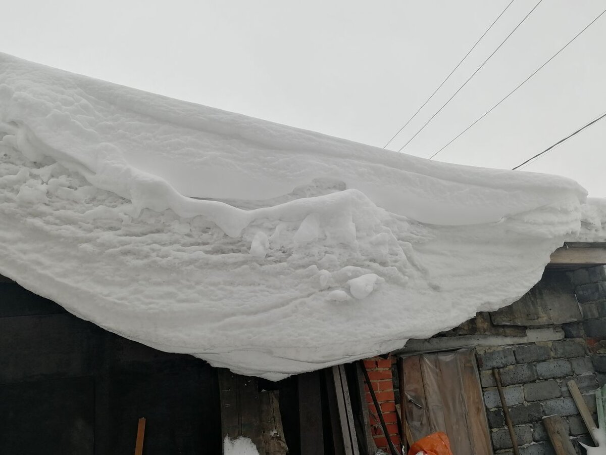 Снег с крыши