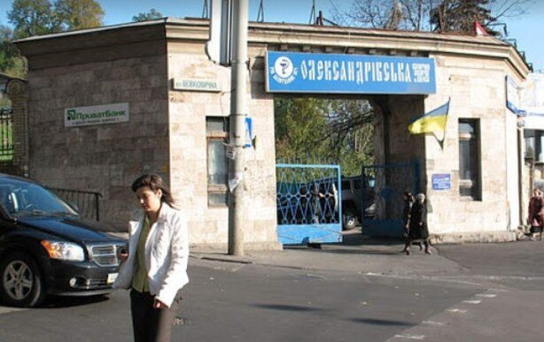 Депутаты и чиновники в Александровской больнице в Киеве, где лечат зараженных коронавирусом, требуют улучшенных условий