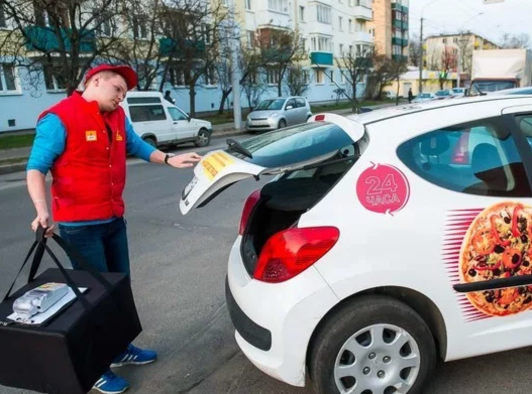 В петербурге доставщика еды укусили. Автомобиль доставки. Доставка машина. Машина доставки еды. Доставщик на машине.