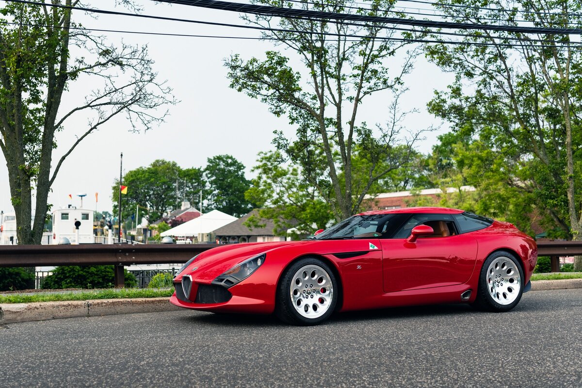 На аукционе The Elkhart Collection в штате Индиана, США, выставят шестой экземпляр Alfa Romeo TZ3 Stradale Zagato. Торги пройдут в конце октября этого года. Автомобиль проехал всего 330 км, потому цена на него может оказаться довольно внушительной. 
