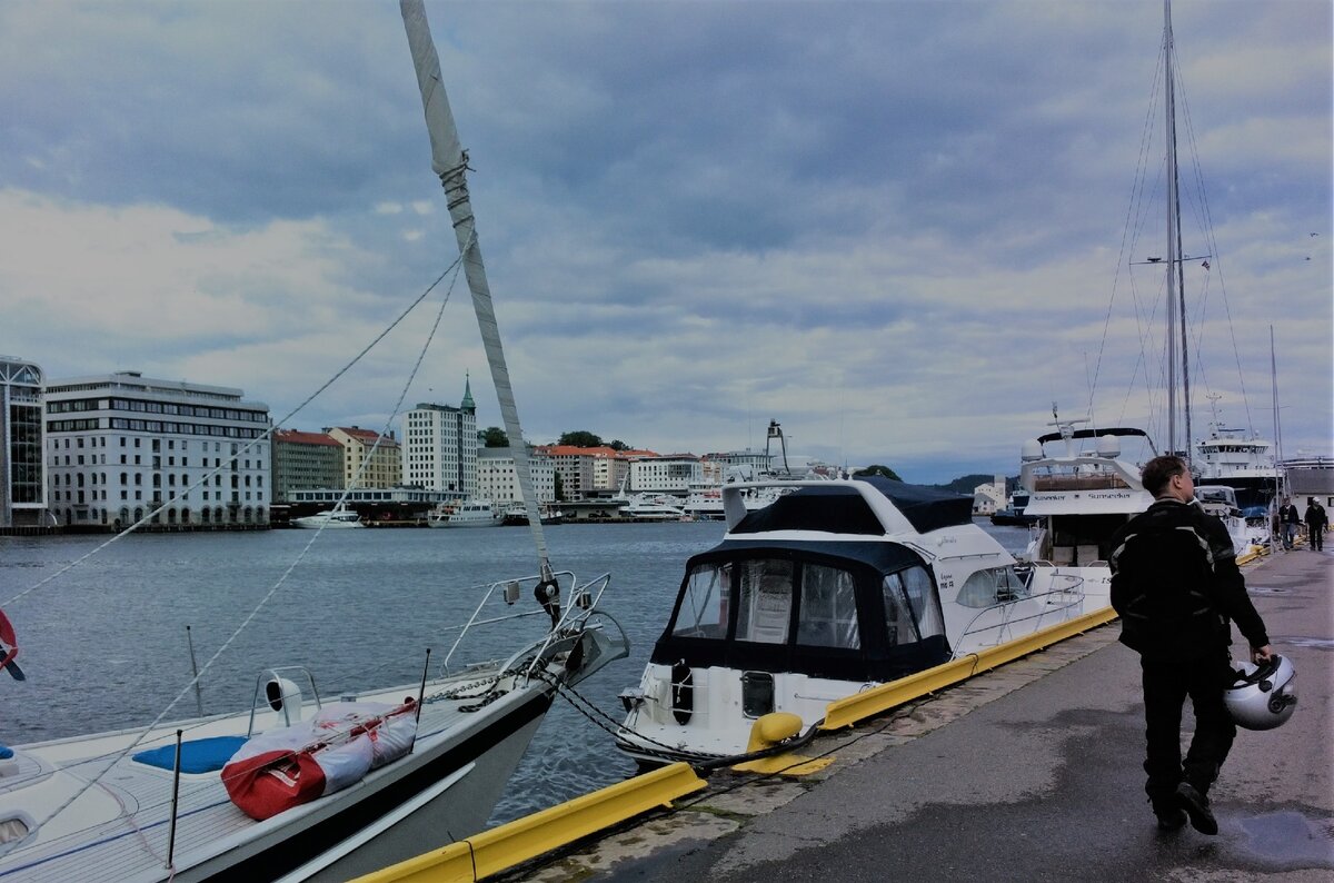 С утра людей на улицах мало