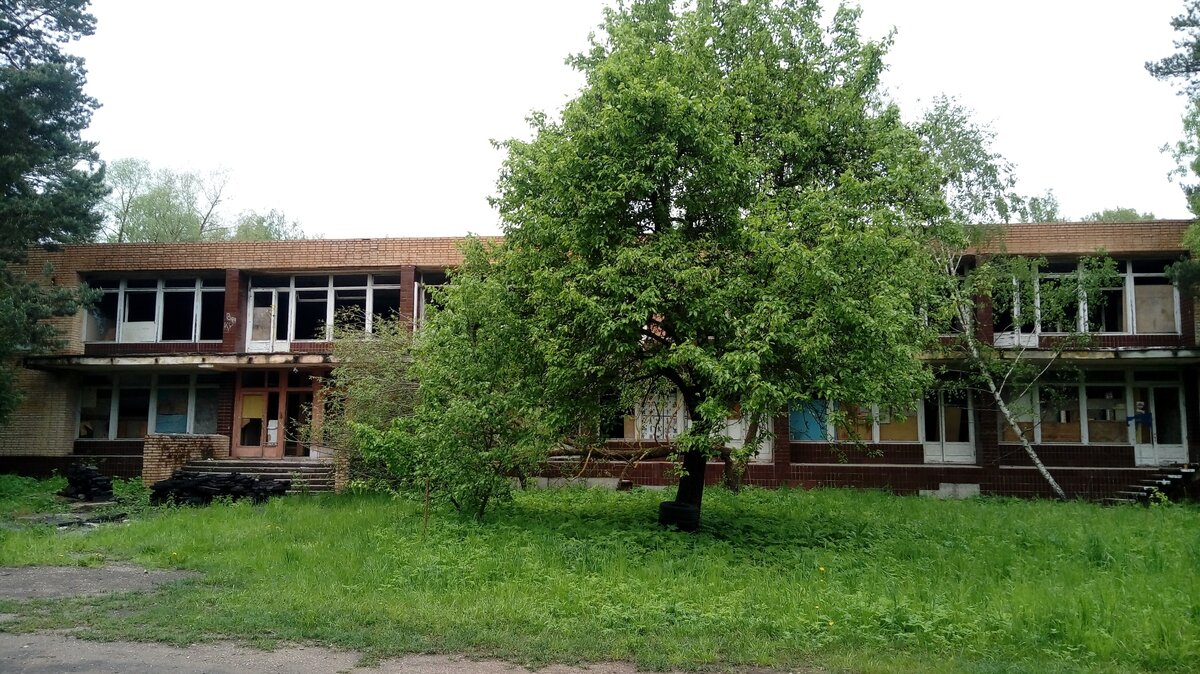 Один из  жилых корпусов, скорей всего для старших отрядов. Листайте галерею.