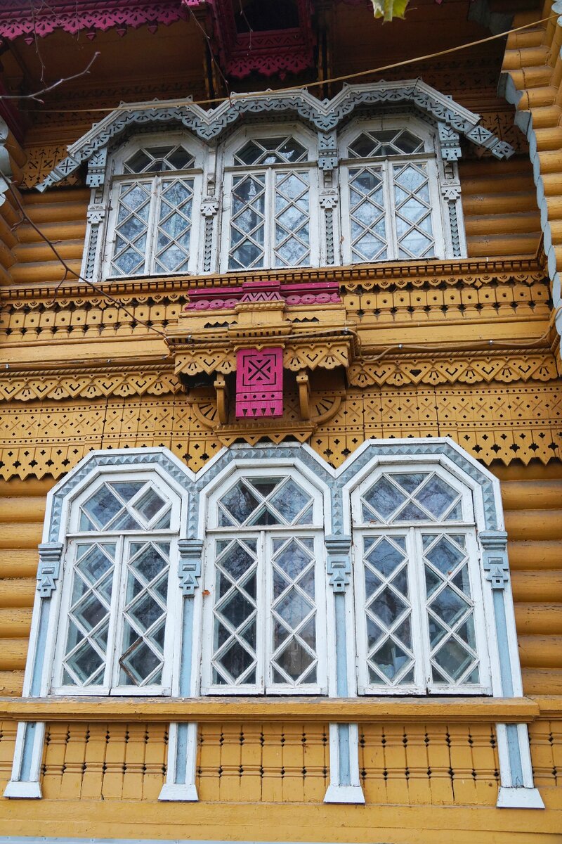 Изобилие резных деталей