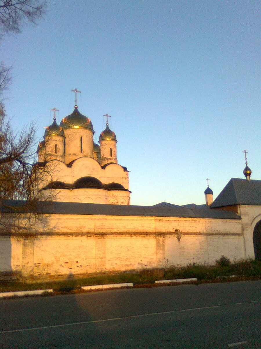 Можайский Лужецкий монастырь в лучах восходящего солнца.
