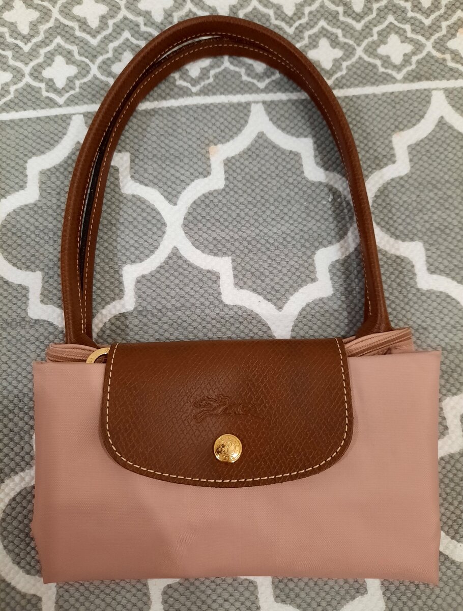 Компактно складывается и фиксируется кнопкой