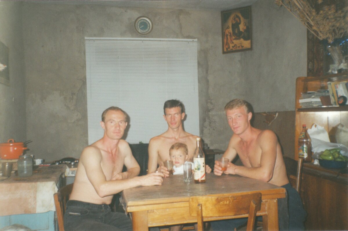 Братское "богатое" застолье. Бишкек, 2001-й год.