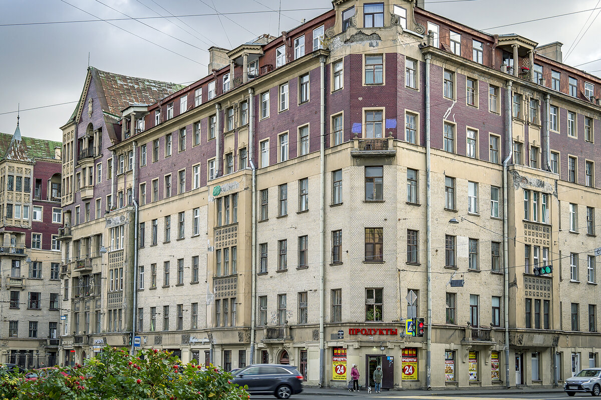 Левее видна башенка, это всё этот же дом. Между башенками двор-курдонер. Курдонёр —парадный двор перед зданием дворца, особняка, усадебного дома, ограниченный главным корпусом и симметричными боковыми флигелями. Фото: В.Кононов.