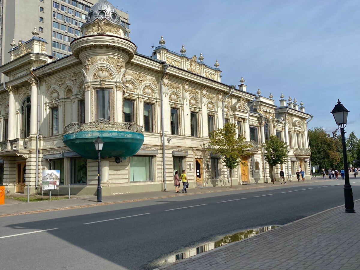 Дом Ушковой#Дом до наших дней дожил в прекрасном состоянии, как снаружи, так и внутри. Все желающие могут пройти внутрь, но для этого нужно записаться на экскурсию. К сожалению, время на строительство дома было потрачено больше, чем продержался брак. Всего после 3-х лет совместной жизни Зинаида и Алексей расстались. После этого в доме практически никто не жил и он долгое время сдавался в аренду, пока к власти не пришли Советы, которые сделали из особняка крупнейшую библиотеку в Поволжье. 