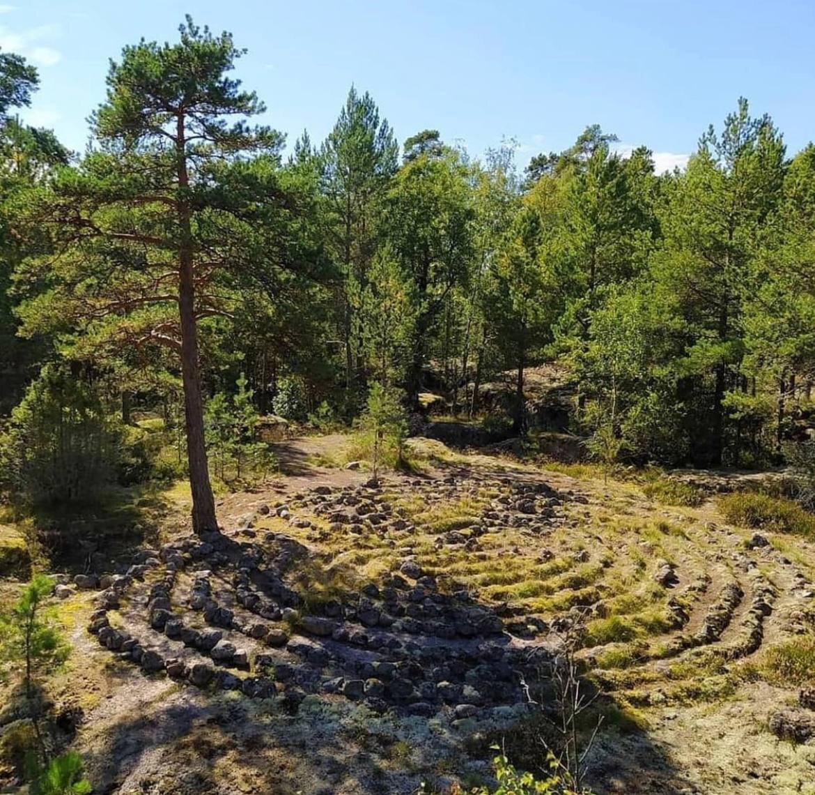 Кроме 13 или 14 лабиринтов на данном острове есть более чем 850 искусственных нагромождений валунов, курганов, каменных выкладок, а также ряд других примечательных камней, таких как камень с нарисованным символом с радиальными лучами, возможно, представляющем солнце («солнечная розетка»). Кроме этого на острове присутствуют и дольмены. Все лабиринты сосредоточены на площади всего в 0,4 км2 в западной части острова на склонах невысокой Сигнальной горы. .