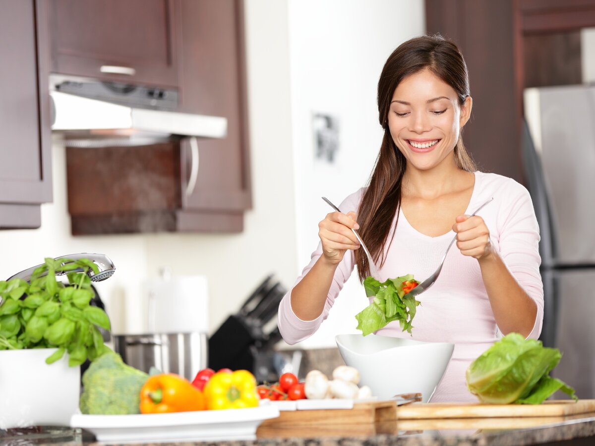 https://ru.depositphotos.com/21562361/stock-photo-woman-making-salad.html