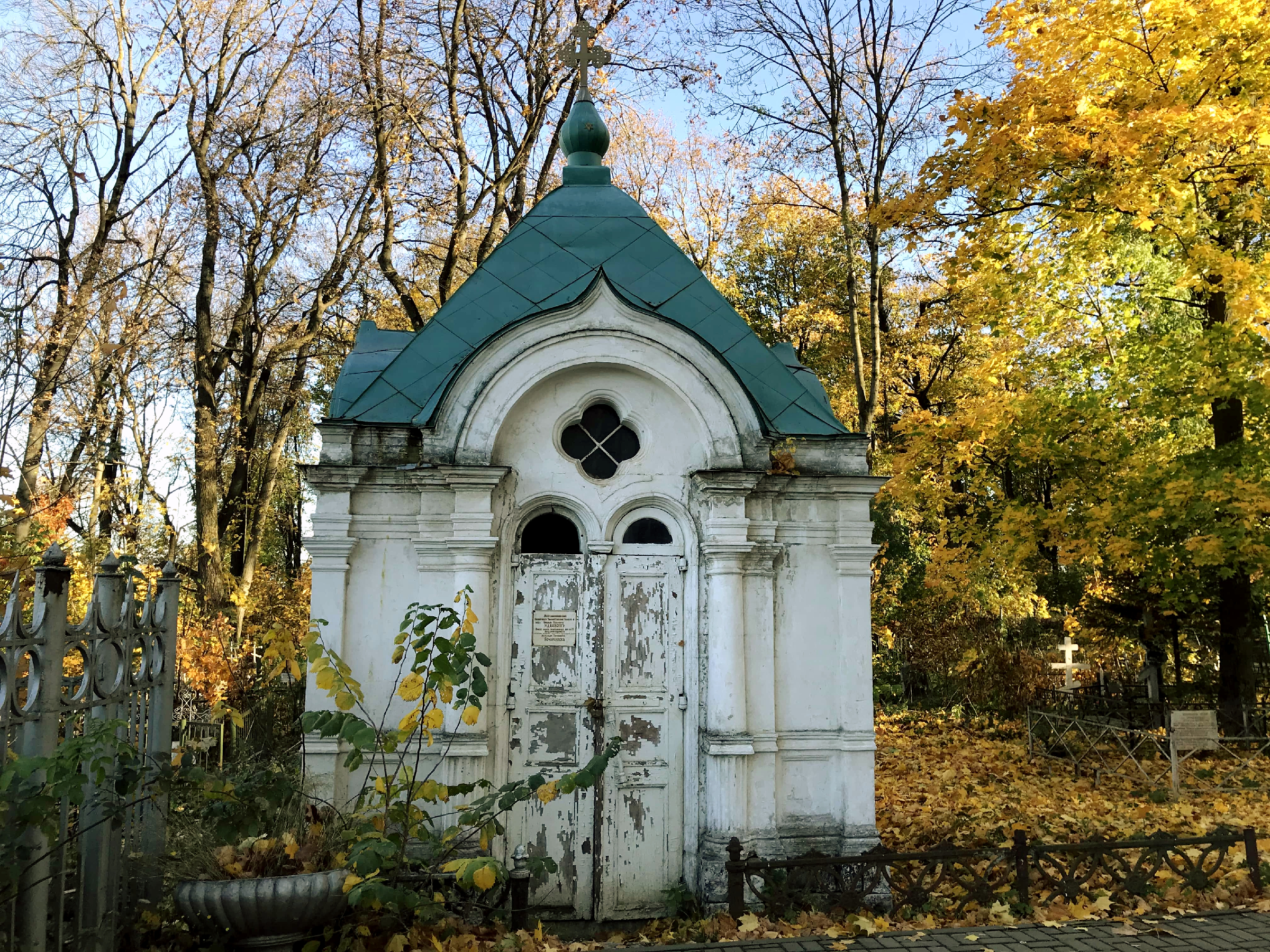 Склеп часовни. Феодосия склеп Черницких. Невьянск склеп. Бирюч склеп. Склеп Ждановского.