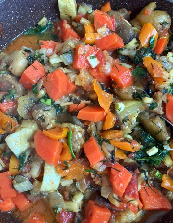 Закатываем быстро и вкусно: простой рецепт овощного рагу на зиму с баклажанами и кабачками