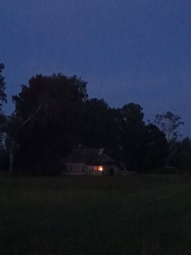 По неясной причине этот одинокий свет в окне деревенского дома не выглядит одиноким ...