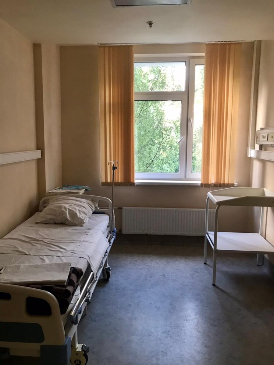Нас с дочкой поместили в одноместную палату. Душ и туалет был один на две комнаты.