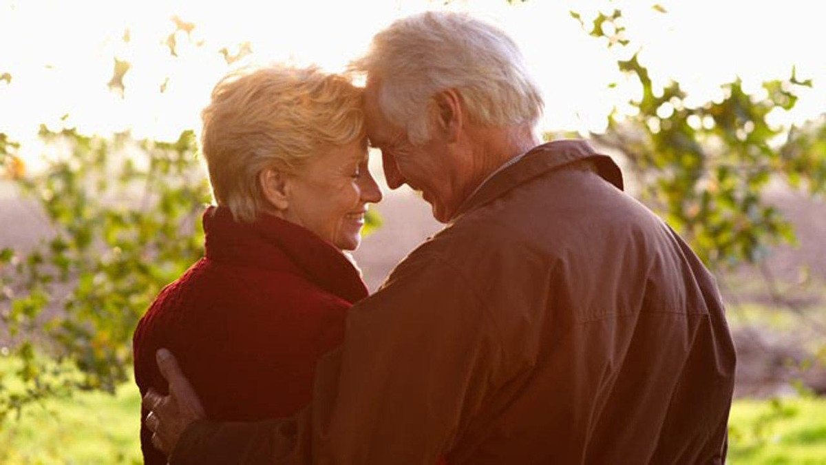 Любят пожилых дам. Любовь людей в возрасте. Любовь в преклонном возрасте. Объятия пожилых. Мужчина и женщина в старости.