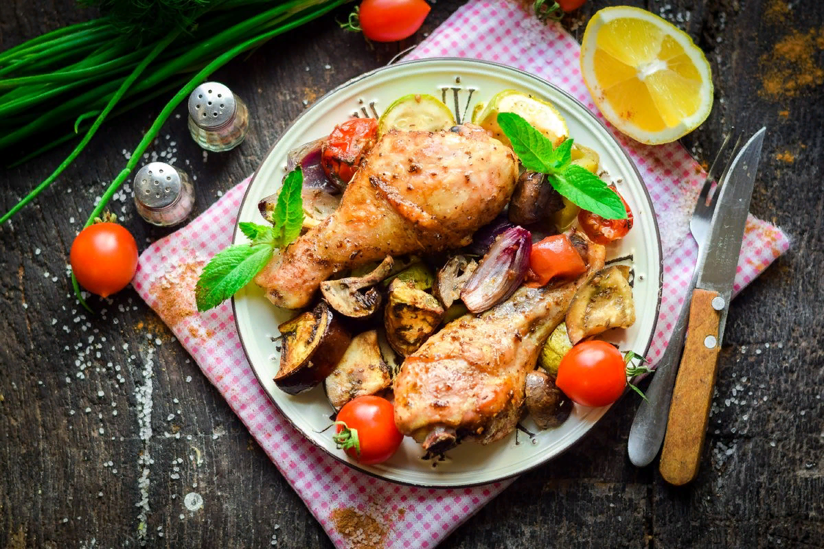 Овощи с куриной. Курица с овощами. Курица запеченная с овощами. Курица с овощами в духовке. Цыпленок с овощами.