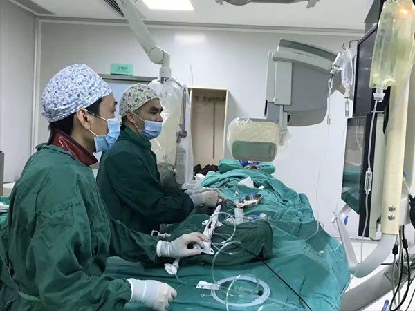 Основное напоминание: Перед лицом такого критического и сложного состояния команда кардиологического отделения второй провинциальной больницы организовала 5-часовую чрезвычайную ситуацию, связанную с жизнью и смертью.