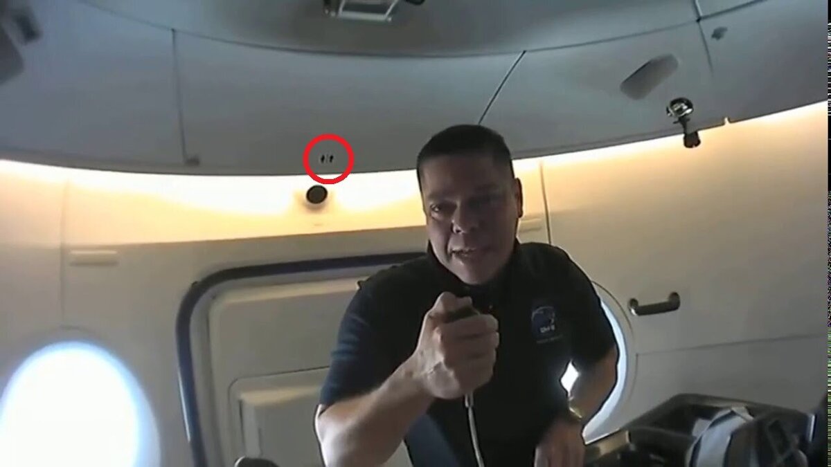 Кстати, туалет у них там, где красный кружок... видите? 