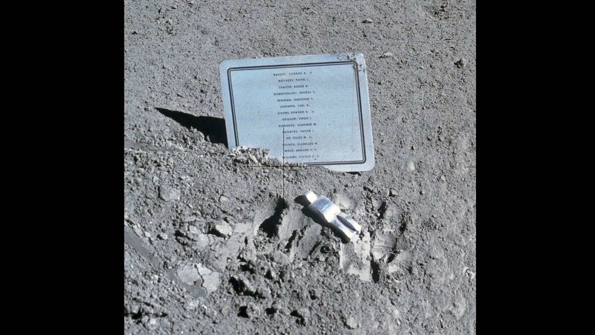 Павший астронавт. 1971 Источник: https://ru.wikipedia.org/