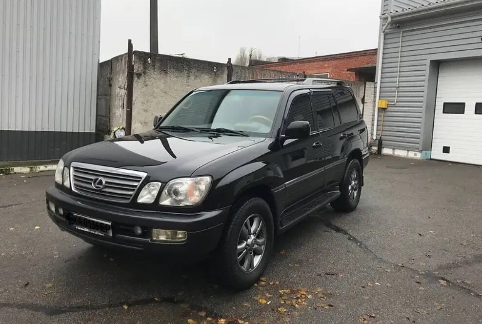 Лексус выглядит солидней, чем Тойота.