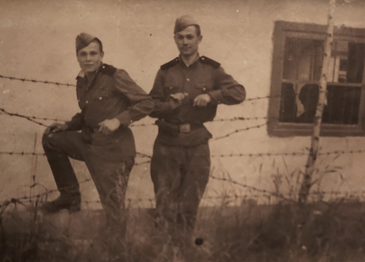 Служба в Белоруссии 1955 год, мой отец рядом с окном. Не могу понять, что за подсумки на ремне? Кто в теме, подскажите в комментариях