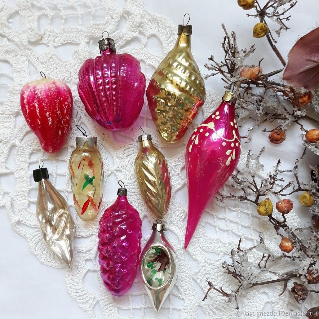 Советские елочнВ фамильном «елочном чемоданчике» встречаются пластиковые, стеклянные, картонные, деревянные и ватные игрушки. По ним можно прочитать судьбу страны и увидеть, как и чем жили раньше советские люди. Это отражение истории, которое еще и создает чудесную, неповторимую атмосферу новогодней сказки. Антикварные шишки, Деды Морозы, зайцы, сосульки и пятиконечные звезды выглядят более «настоящими» и «родными», чем современные игрушки.ые игрушки: от стекла до ваты