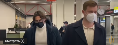 Ваноли с помощником в московском аэропорту. Кадр из видео с сайта ФК "Спартак".