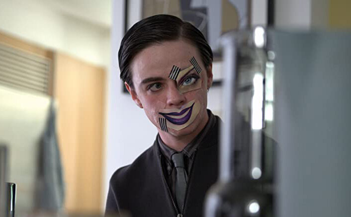 Кадр из фильма Choose or Die. Режиссер: Тоби Микинс. Оператор: Катрин Дерри. Производство: Anton, Stigma Films