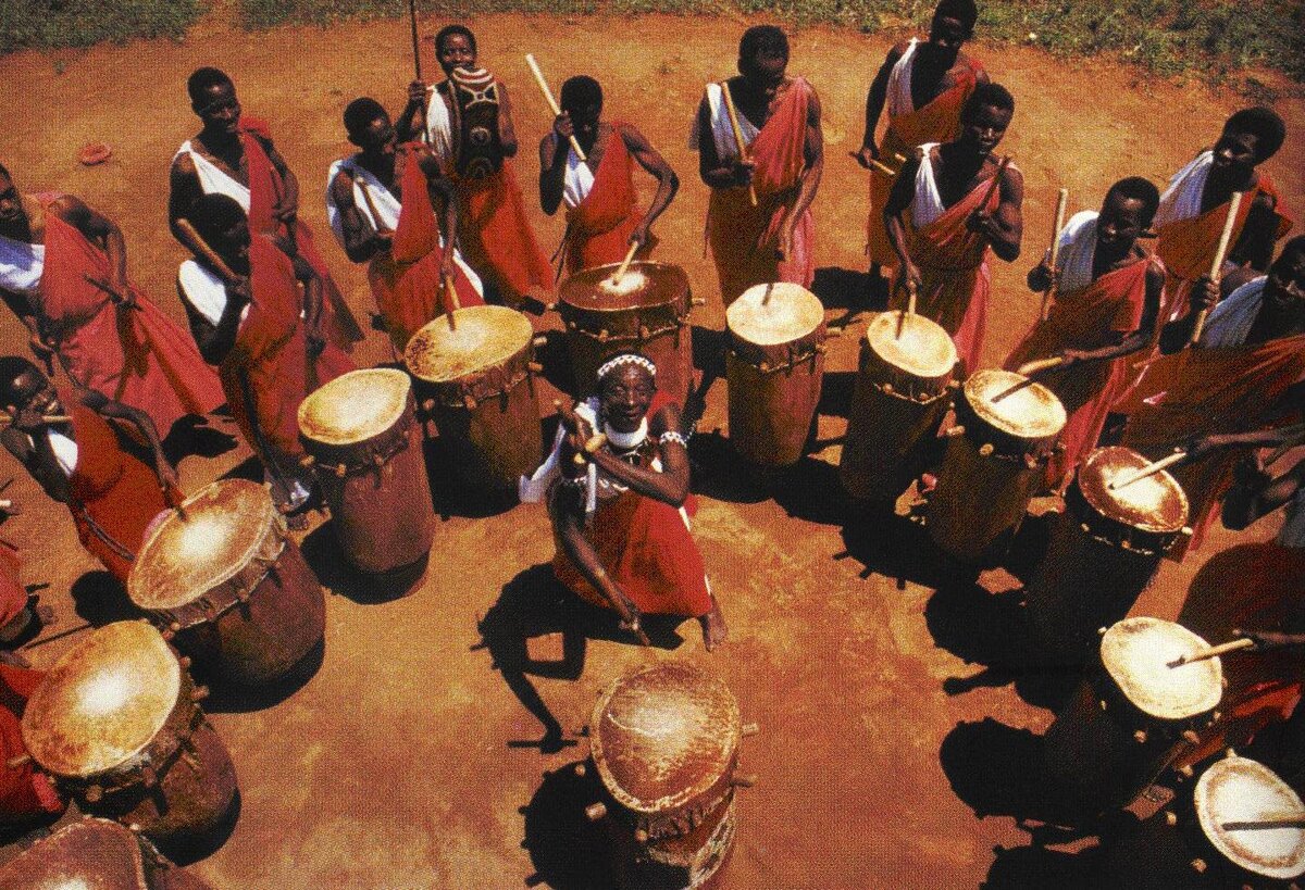 Современная африканская музыка. Музыкальная культура народа Африки. Африканские музыкальные инструменты. Этнические музыкальные инструменты. Африканка с барабаном.