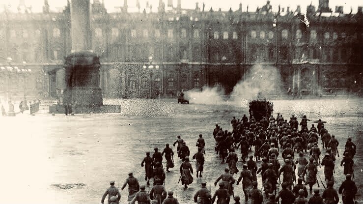 штурм Зимнего Дворца в Петрограде . 1917 год